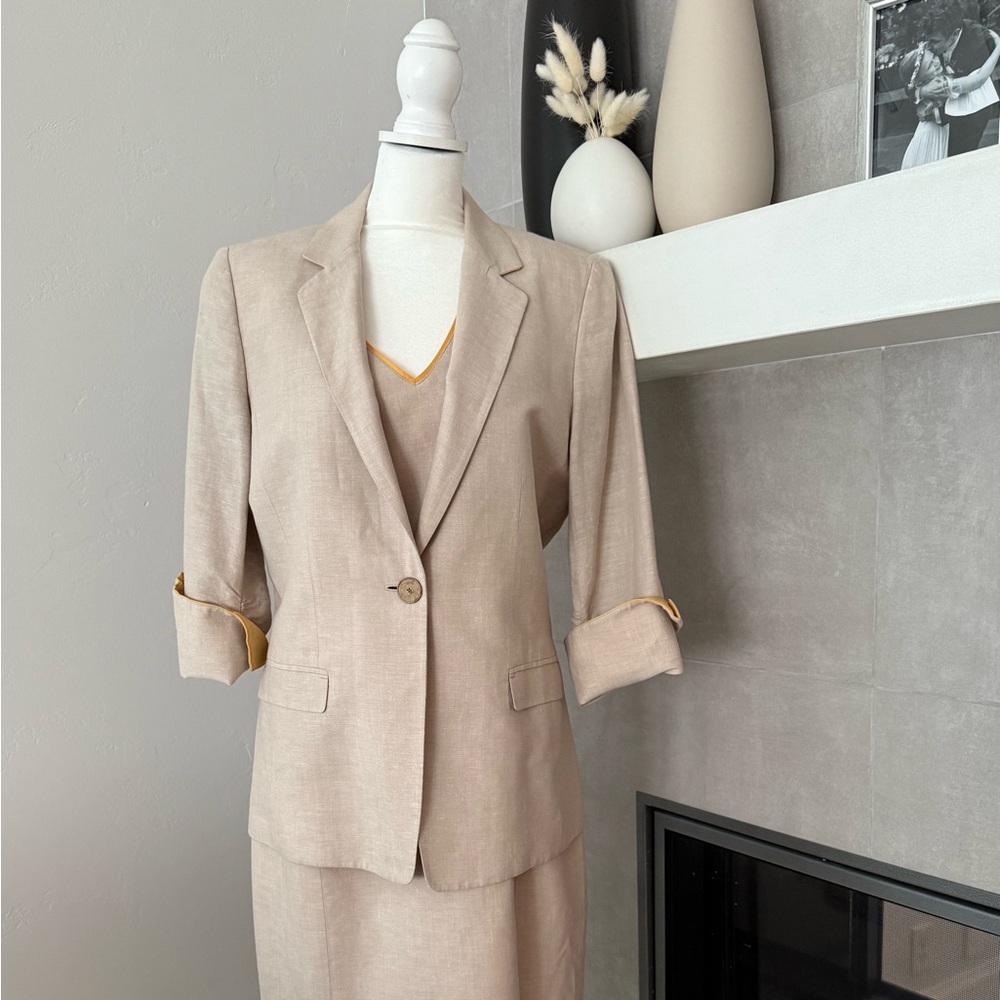 T Tahari, Tan & Gold Blazer, Shoulder Padding, US Size 12.